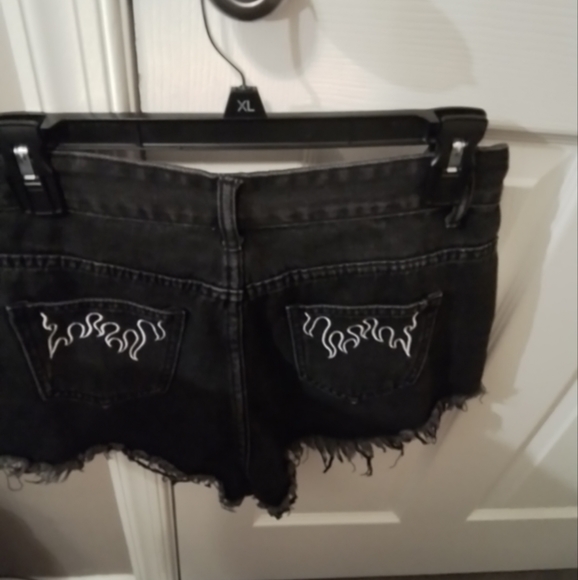 Women's Shein shorts. good preloved condition - Picture 2 of 3